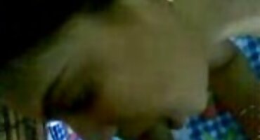 Lesbians ເລຍເຊິ່ງກັນແລະກັນລະຫວ່າງຂາຂອງພວກເຂົາ.