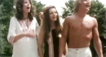 ພວກເຂົາເຈົ້າແມ່ນຕິດກັບການຮ່ວມກຸ່ມໃນກົ້ນ.