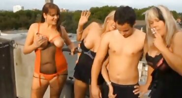 Stepmom ແລະ stepdaughter ມີເພດສໍາພັນ.