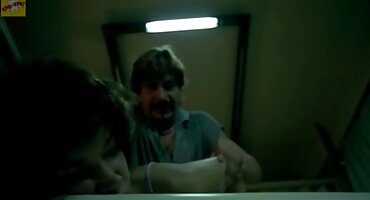 ວິລະຊົນລັດເຊຍ fucks ເດັກຍິງໃນກົ້ນ.