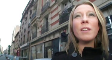 Luc Hart hart ຍອມແພ້ສໍາລັບກົ້ນ fuck ໃນອ່າງອາບນ້ໍາ.