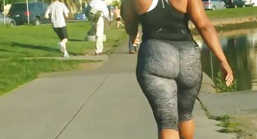 Milf ຊັກຊວນຊາຍຫນຸ່ມຄົນຫນຶ່ງໃຫ້ມີເພດສໍາພັນ.