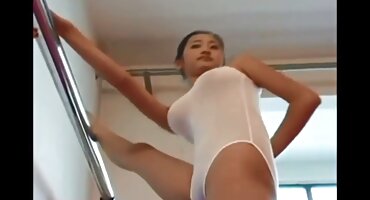 ລາວ fucks stripper ໃນກົ້ນແລະຄິດຄ່າທໍານຽມຂອງນາງກັບ cum.