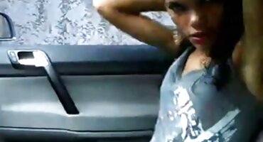 ນາງເອີ້ນຊາຍໜຸ່ມຄົນໜຶ່ງໃຫ້ຊ່ວຍນາງມີເພດສຳພັນ.