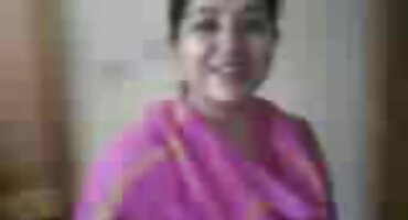 ຜິວເນື້ອສີຂາວແຊບ fucks ໃນກົ້ນກັບສອງ.