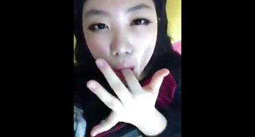 Lesbian ເລຍ pussy ແລະສອນ fisting ຍິງ.