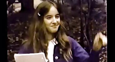 ລູກໄກ່ຈາມເຊິ່ງກັນແລະກັນໃນປາກ.