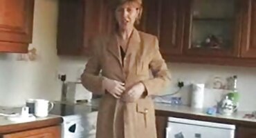 Duncan Saint ບັງຄັບໃຫ້ຜິວເນື້ອສີຂາວສັ່ນ tits ແລະກົ້ນຂອງນາງແທນທີ່ຈະອອກກໍາລັງກາຍ.