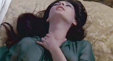 ຜິວເນື້ອສີຂາວຂີ່ pussy.