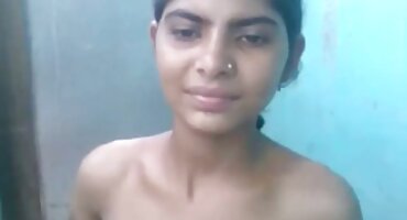 ນອນຢູ່ເທິງໂຕະນວດແລະ fucked.