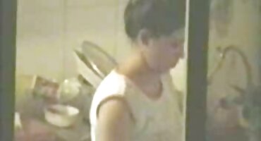 ເດັກຍິງມີເພດສໍາພັນກັບຄວາມເບື່ອຫນ່າຍ. Fucked ຈາກທາງຫລັງຂອງຫ້ອງນອນ