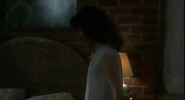 ຜິວເນື້ອສີຂາວແລະ brunette fucking ຮ່ວມກັນກ່ຽວກັບ cock.