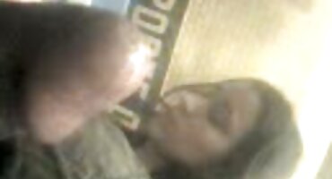 Florane Russell ດູດທຸກສິ່ງທຸກຢ່າງແລະປ່ຽນແທນ pussy ແລະກົ້ນຂອງນາງ.