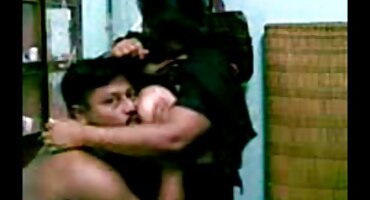 Fuck ຜິວເນື້ອສີຂາວໂດຍບໍ່ມີການເອົາ panties ຂອງນາງ.