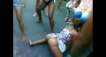 Stepdad ສະເໜີໃຫ້ລູກລ້ຽງເພື່ອຫາເງິນແລະtra