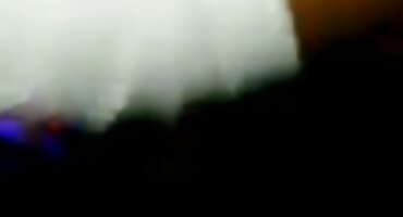 ນາງແຜ່ຂາຂອງນາງຢູ່ທາງຫນ້າຂອງ stepdad ແລະຂໍໃຫ້ fuck ໃນ Pussy.