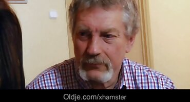 ອັນຕະລາຍ Abella ໄດ້ຮັບ fucked ໂດຍ brunette ເປັນ.