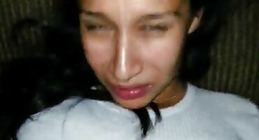 Carolina ຕົກລົງທີ່ຈະມີເພດສໍາພັນກັບອ້າຍລ້ຽງຂອງນາງ.