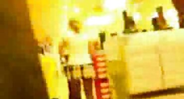 Min biondi biondi ແລະຕອນແລງແສງທຽນ. ແມ່ຍິງມັກແມ່.