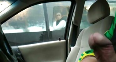 ແມ່ຍິງມັກແມ່ມີເພດສໍາພັນກັບ strapon ໃນຫ້ອງນ້ໍາ.