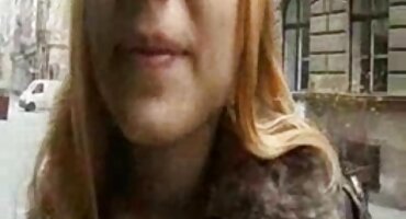 ຊ່າງຕັດຜົມ fucks ລູກຄ້າຂອງລາວໃນກົ້ນ,ເຮັດໃຫ້ນາງເປັນແບບທີ່ໃກ້ຊິດ.