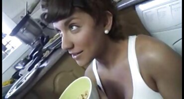 ຜິວເນື້ອສີຂາວທີ່ມີ tattoo licks cock.