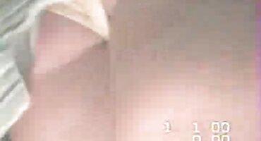 ຊາຍຫນຸ່ມ jerks cock ກັບຂາ.