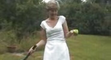 ຜິວເນື້ອສີຂາວ fucks ມີສີຂາວແລະສີດໍາ.