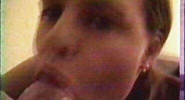 ແມ່ຍິງແມ່ນ fucked ໃນຂະນະທີ່ເວົ້າຢູ່ໃນໂທລະສັບ.