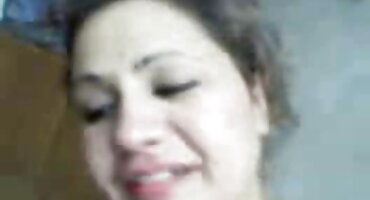 ຜິວເນື້ອສີຂາວຮຽນຮູ້ທີ່ຈະດູດໃນການຫລໍ່.