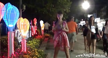 Masseuse fucked ໃນກົ້ນໃນຮ້ານເສີມສວຍ brunette.