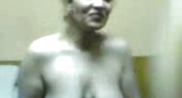 Licking ລະຫວ່າງກົ້ນຂອງແມ່ຍິງ.