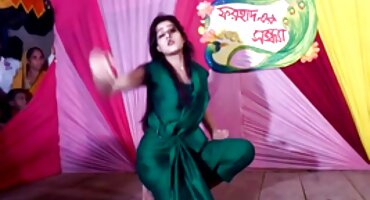 ຜູ້ກໍ່ສ້າງ Ebon fucks hostess ທີ່ສວຍງາມທີ່ມີ cock ໃຫຍ່.