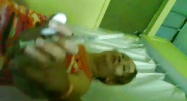 ເດັກຍິງສອງຄົນເລຍກັນແລະກັນຢູ່ຕໍ່ໜ້າຜົວຂອງນາງ.