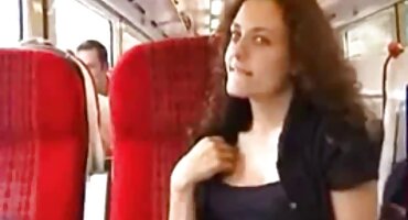 ຜູ້ຊາຍໄວຫນຸ່ມບໍ່ລັ່ງເລທີ່ຈະ fuck ແມ່ຍິງອາຍຸ.