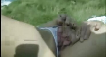 ຜິວເນື້ອສີຂາວໃຫ້ຄວາມສຸກກັບຕົນເອງກັບຂອງຫຼິ້ນທາງເພດ.