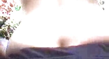 ນາງ masturbates ຢ່າງໂຫດຮ້າຍ.