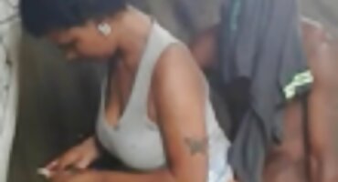 ລາວຫຼິ້ນໄດ້ດີກັບສາວຊິລິໂຄນໃນການຮ່ວມເພດ.