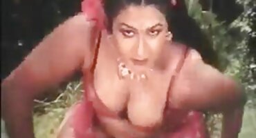 ລາວຕ້ອງການປະທັບໃຈນາຍຈ້າງທີ່ມີເພດສໍາພັນ.