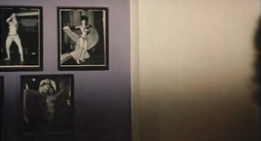 ຜິວເນື້ອສີຂາວໄດ້ເຫັນ cock ໃຫຍ່ຂອງເພື່ອນສີດໍາ.