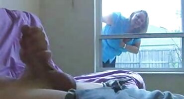 ຜິວເນື້ອສີຂາວ rubs ສຸດ cock.