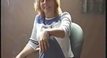 ແຟນ masturbate cock nudist ເກົ່າໃນການກິນເຂົ້າປ່າ.