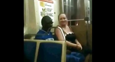 ນາງໄດ້ຍ້າຍ panties ຂອງນາງແລະຍອມແພ້.