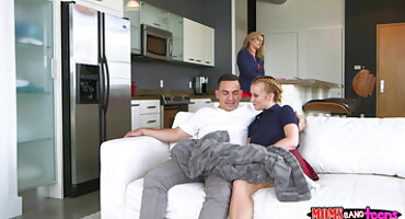 Sk ລູກປືນເຈາະແລະລູກປືນເຈາະໄດ້ຮັບ fucked ໂດຍຕາແຫນ້ນ.