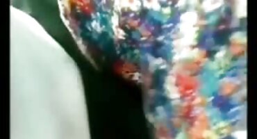 ຜູ້ຮັກສາເຮືອນ Lill Bell bell ກະຈາຍຂາຂອງນາງເພື່ອຈ່າຍເງິນ.