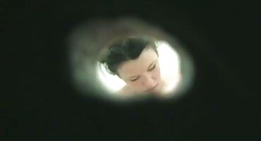 ແມ່ຍິງສອງຄົນມີເພດສໍາພັນທາງຮູທະວານ.