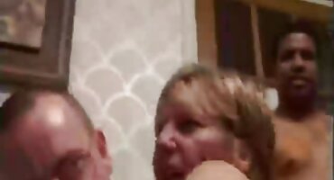 ງາມ Anne ດູດ cock ໃຫຍ່ຂອງຜູ້ຊາຍໃນສະນຸກເກີ.