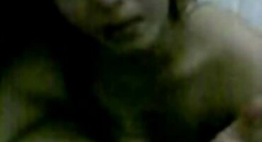 ຍິງໜຸ່ມຮູ້ສຶກເຖິງຄວາມສຸກຂອງການຮ່ວມເພດ.