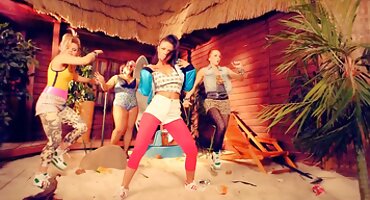 ລາວດູດ cock ຂອງຜູ້ຊາຍຫຼັງຈາກ handjob.