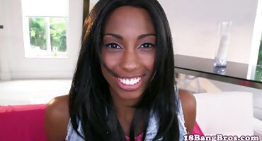 ຄູສອນສົ່ງເສີມໃຫ້ນັກຮຽນມີເພດສໍາພັນໃນຫ້ອງຮຽນ.